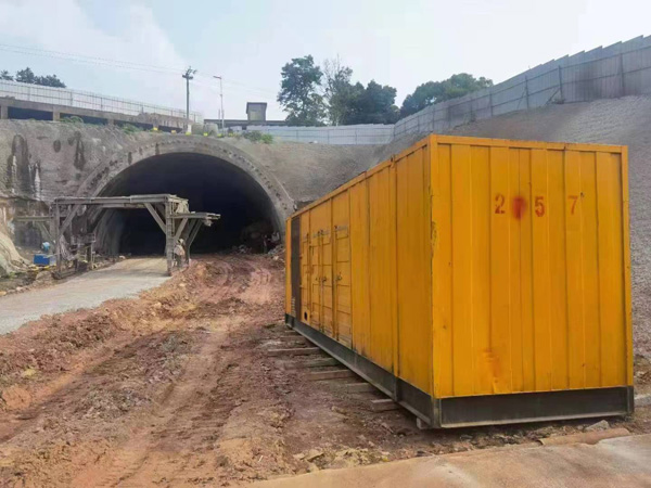 晋安发电机出租自启装置的工作原理是什么？