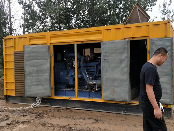 晋安进行柴油发电机组电瓶容量测试时，有哪些注意事项？